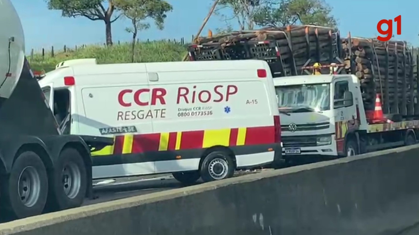 
Acidente entre caminhões causa bloqueio total na Dutra, em Pindamonhangaba; vítima fica presa às ferragens

