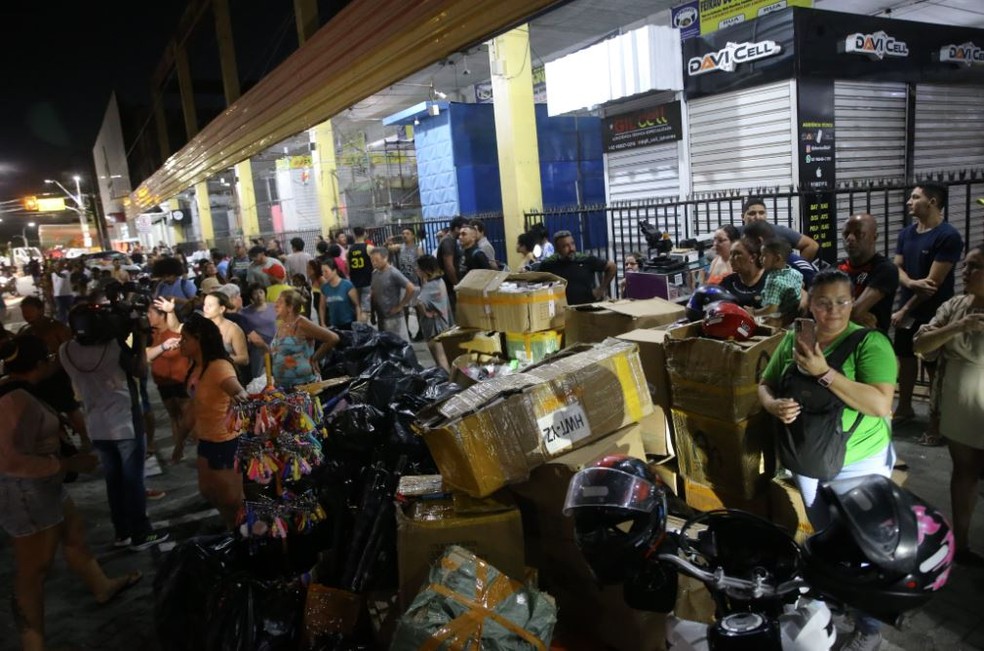 Agentes foram acionados às 19 horas para um incêndio em edificação comercial no Centro da cidade. — Foto: Kid Júnior/Sistema Verdes Mares