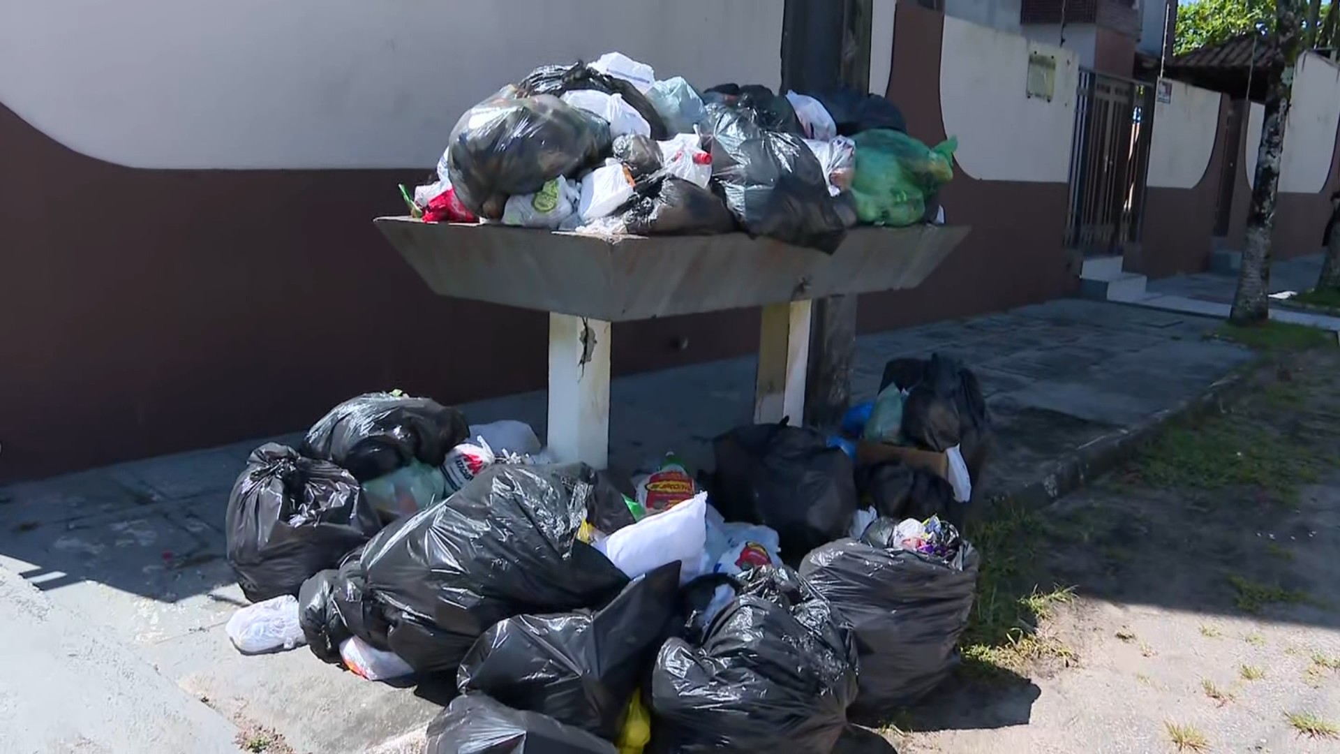 Moradores e turistas reclamam de acúmulo de lixo em Matinhos; apenas um caminhão de coleta está sendo usado