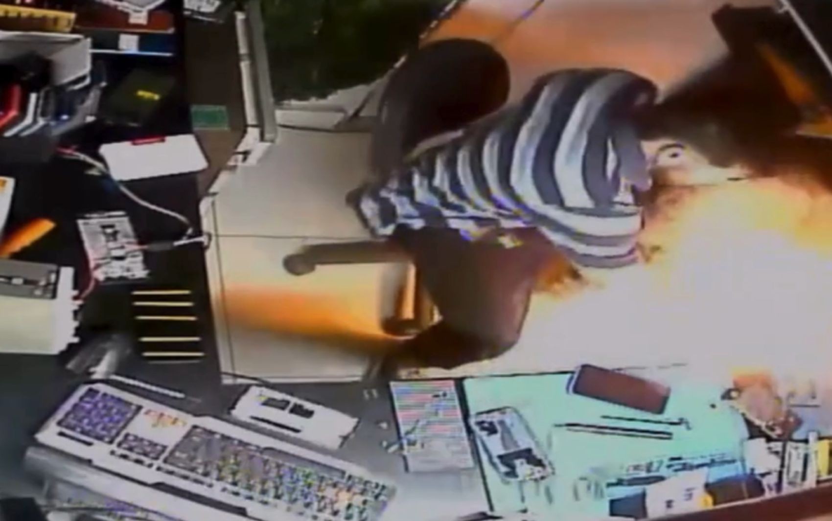 Bateria de celular explode duas vezes seguidas em loja de assistência técnica; vídeo