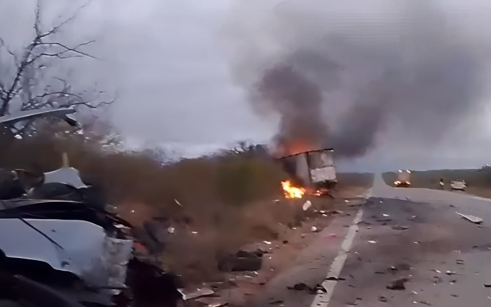Acidente entre van da Prefeitura de Petrolândia e caminhão deixa pelo menos sete mortos no Sertão de PE — Foto: Reprodução