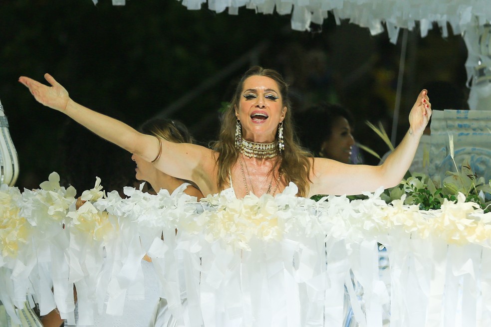 Letícia Spiller no desfile da Portela — Foto: Fabrício Pioyani/ Agnews