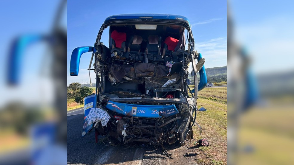 �nibus com fi�is bate em carreta e deixa dois mortos e mais de 30 feridos na BR-050, em Uberaba � Foto: TV Integra��o/Reprodu��o