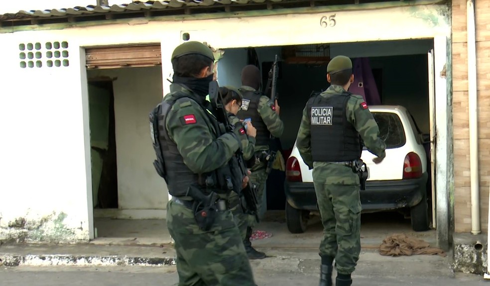 Policiais militares participaram da operação em Bayeux, na Grande João Pessoa — Foto: TV Cabo Branco/Reprodução