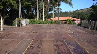 Tablado usado para eventos na Fazenda Santa Margarida — Foto: Pedro Santana/EPTV