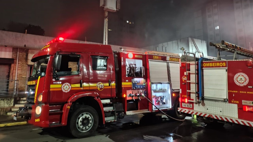 Prédio comercial pega fogo e parte de telhado desaba em São Leopoldo — Foto: Raí Quadros/RBS TV