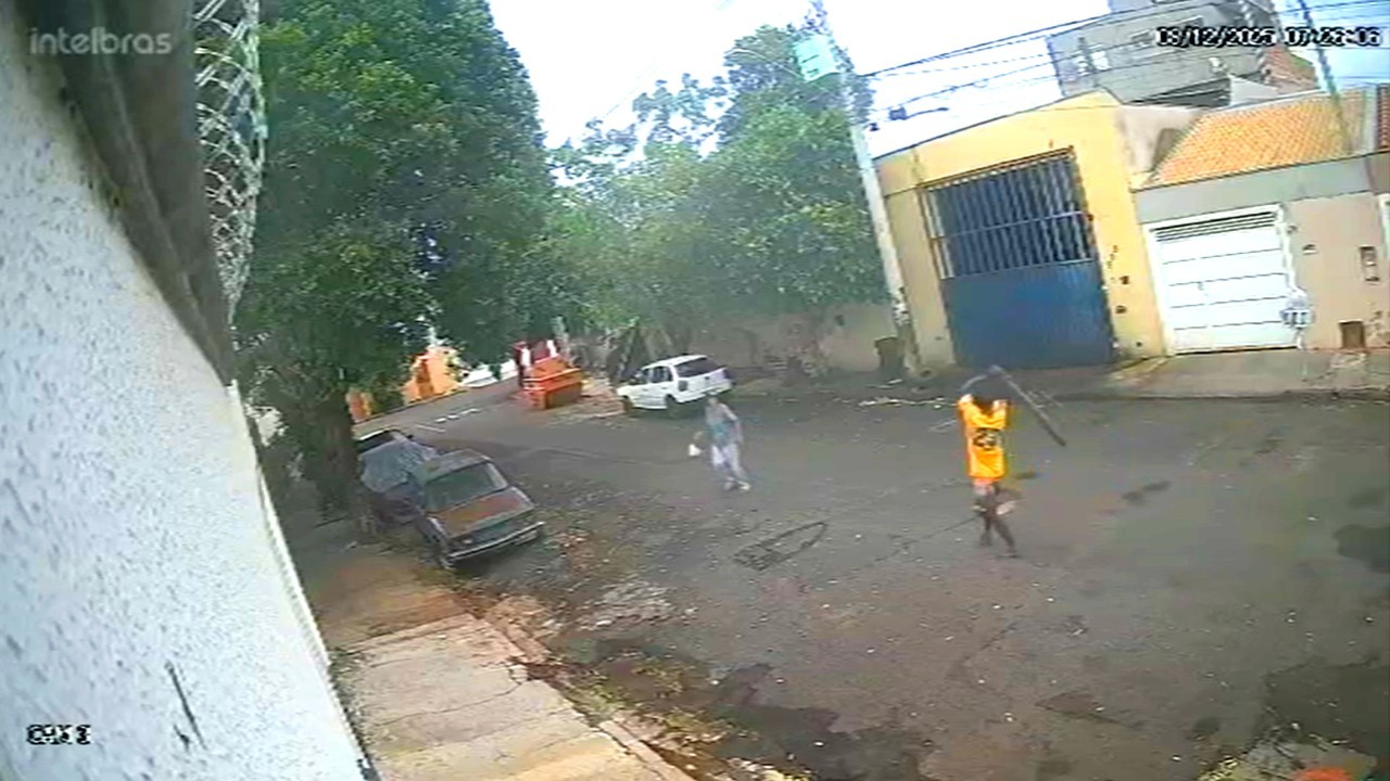 Morre catador de recicláveis agredido com paulada na cabeça no meio da rua no interior de SP; vídeo  