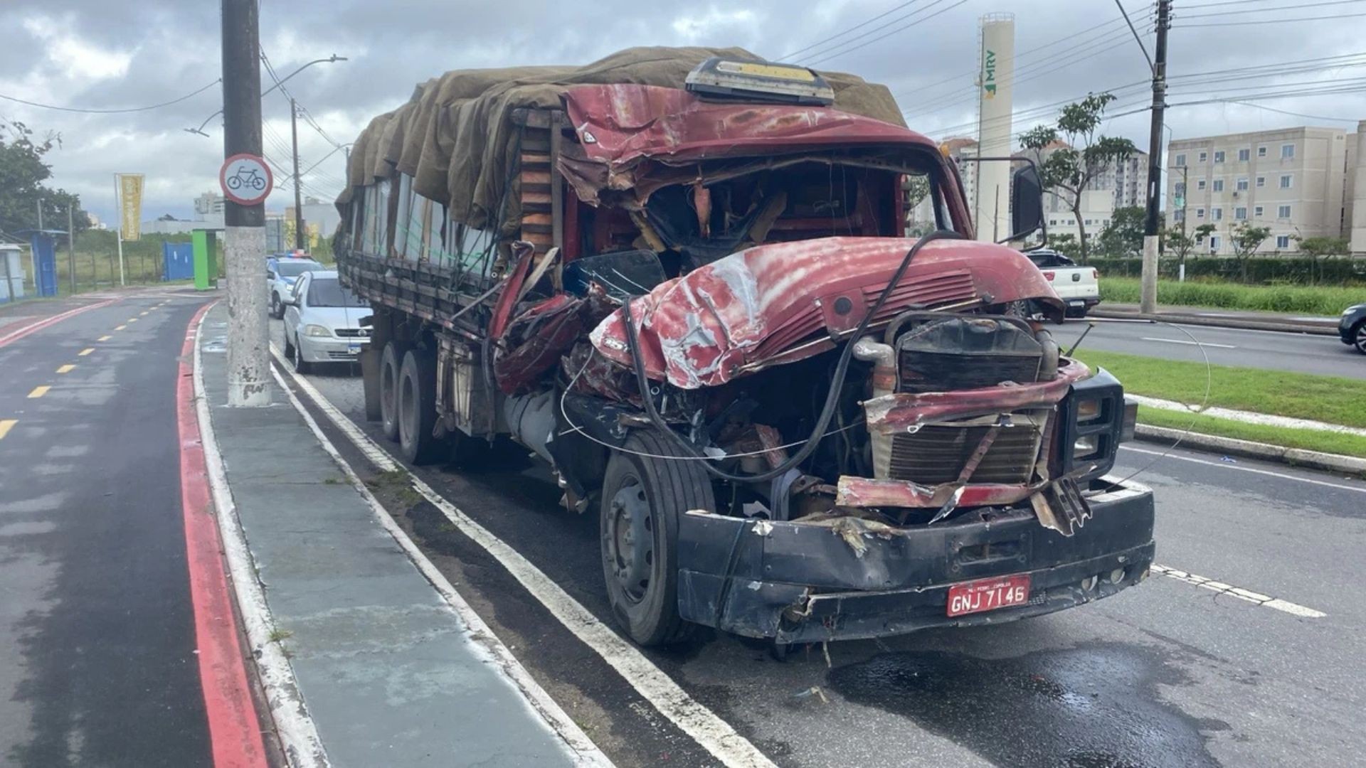 Uma pessoa morre e outras 4 ficam feridas em acidente com ônibus na Serra