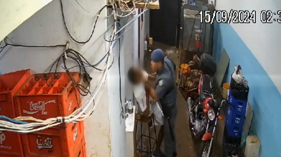 Imagens mostram PMs agredindo clientes em uma adega em Ribeirão Preto, no interior de SP — Foto: TV Globo