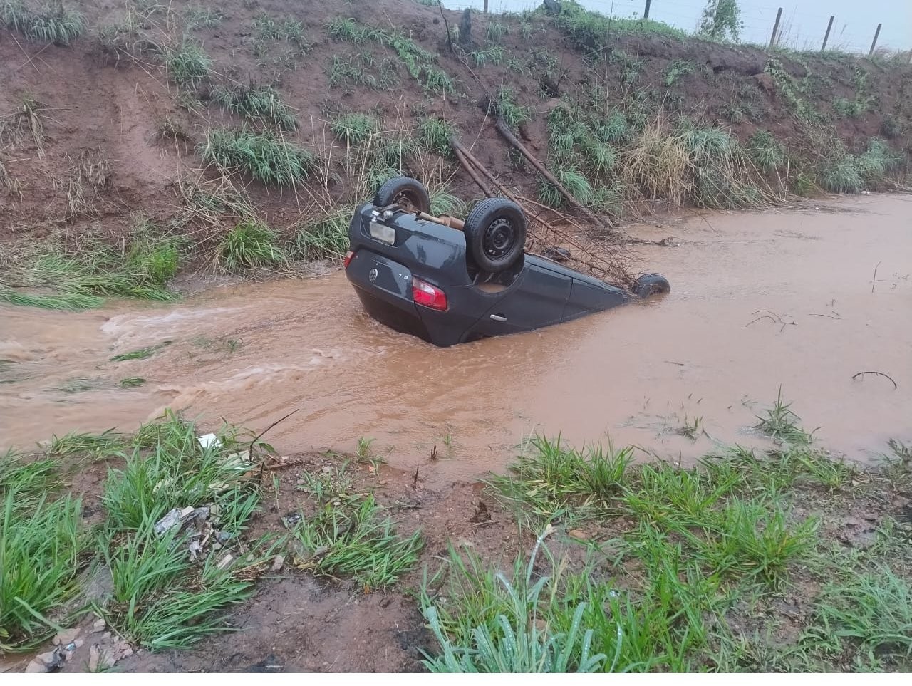 Idoso fica preso em carro submerso em água da chuva e é resgatado com vida na AMG-2555, em Uberaba