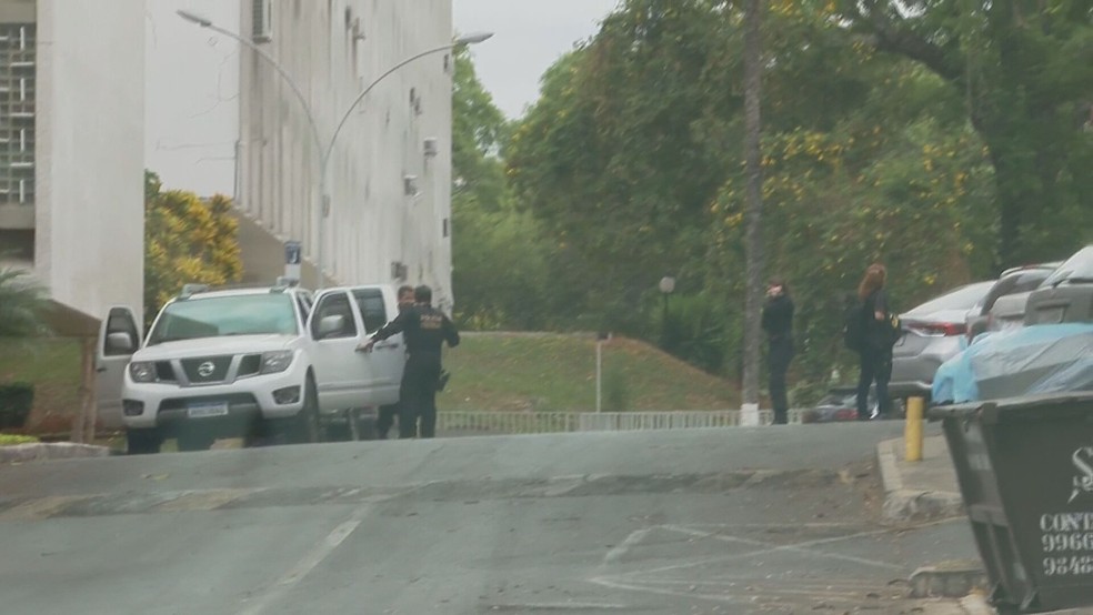 PF cumpre mandado de busca e apreensão na casa do general Ridauto Lúcio Fernandes — Foto: TV Globo/Reprodução