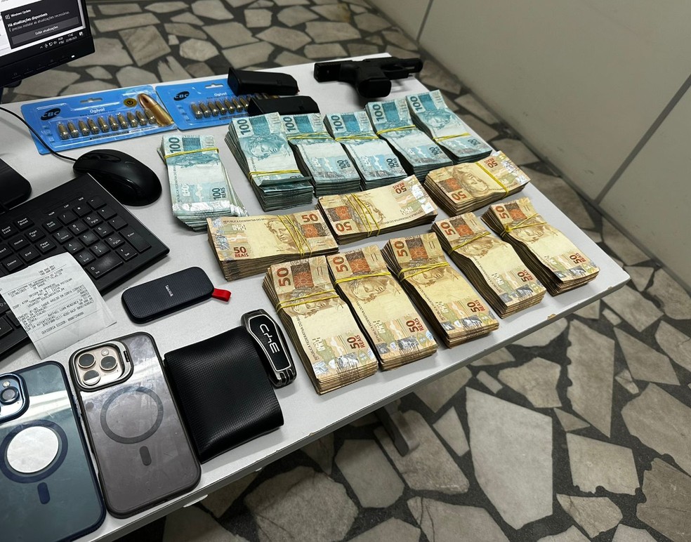Polícia apreendeu R$ 100 mil em espécie nos mandados de busca e apreensão — Foto: Divulgação/Polícia Civil
