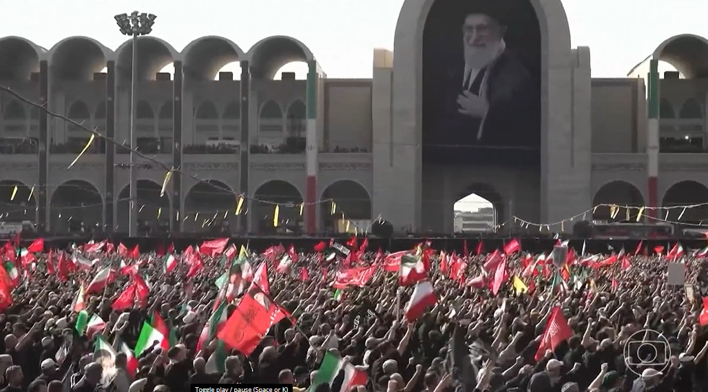 Milhares acompanham primeiro dia do funeral público de Ali Khamenei em Teerã