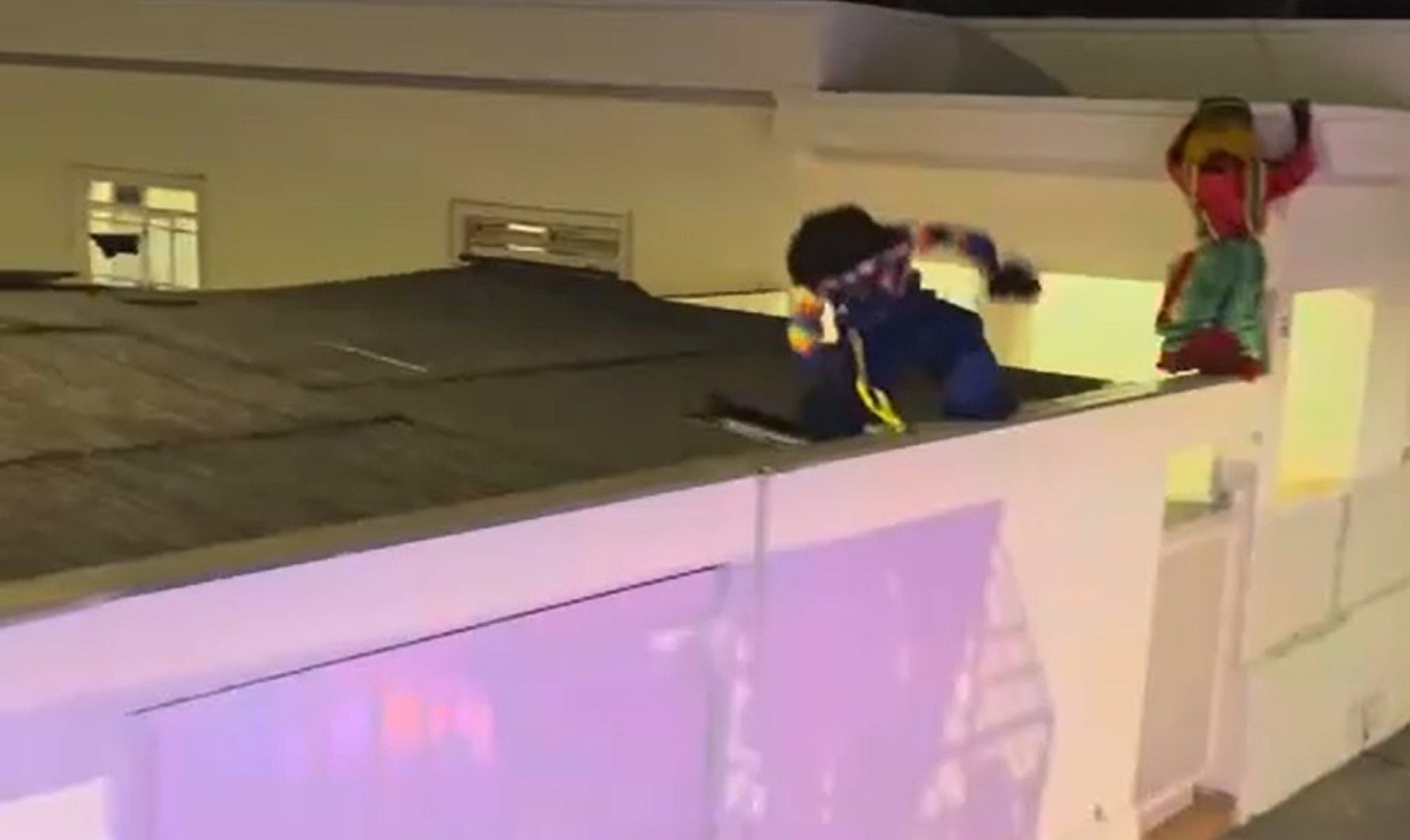 VÍDEO: Dançarino fantasiado de 'Fofão' cai de telhado em apresentação no Sul de Minas