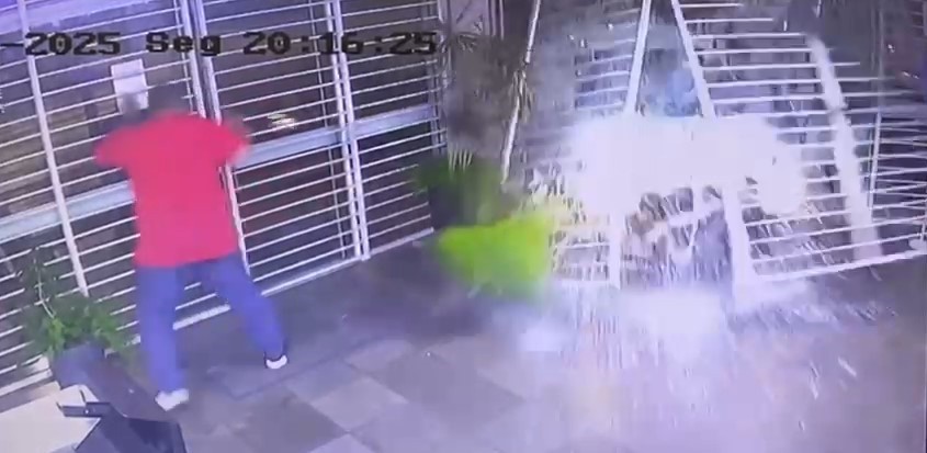 VÍDEO: carro invade supermercado após acidente com três veículos em Passo Fundo