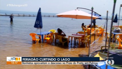 Banhistas aproveitam feriado para se refrescar nas praias de Palmas
