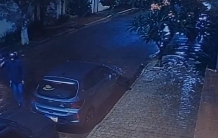 VÍDEO: Notebook e documentos são furtados de dentro de carro no Morada da Colina, em Uberlândia