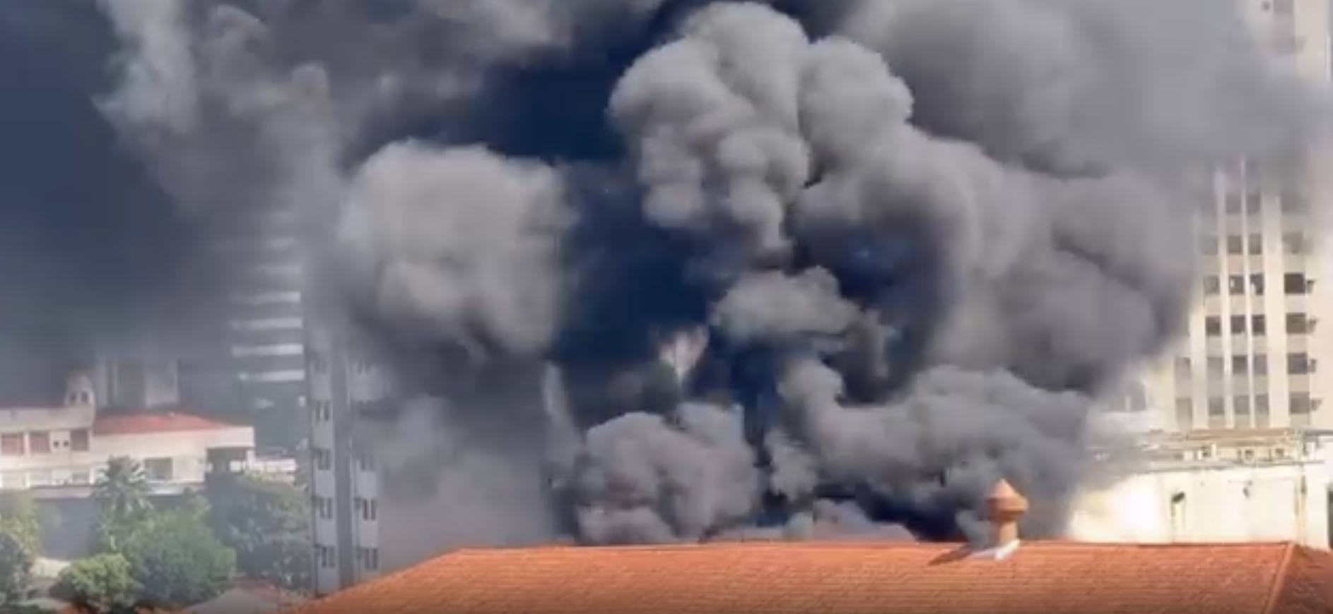 Ônibus pega fogo na av. Presidente Vargas, em Belém