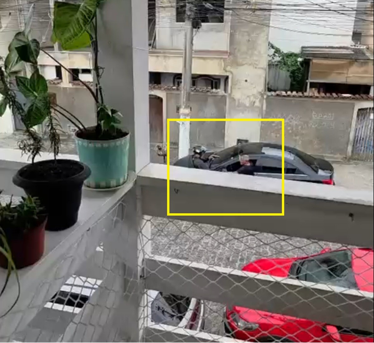 Vídeo: vizinhos flagram roubo à mão armada em Cabo Frio