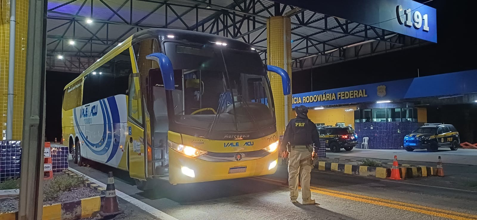 PRF flagra motorista sem habilitação dirigindo ônibus com estudantes