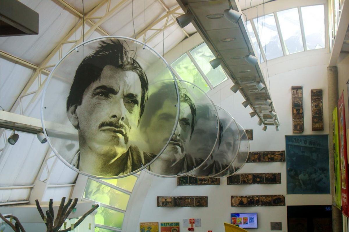 Câmeras antigas, famosa camisa xadrez e espingarda do cano torto: Museu Mazzaropi tem acervo com relíquias do cineasta