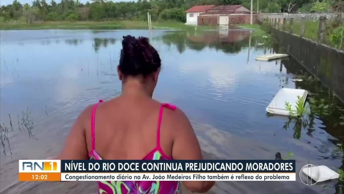 Avenida João Medeiros Filho fica com trecho alagado após cheia de rio na Zona Norte de Natal