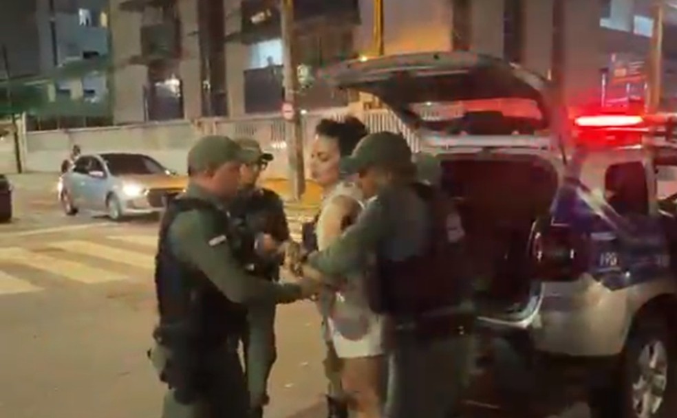 Advogada é presa após ser flagrada furtando iPhones e se ‘agarra’ a policial para evitar ser algemada