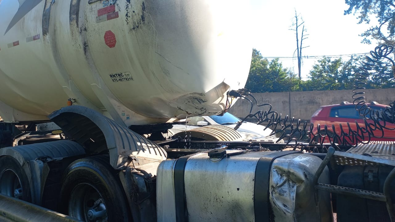 Grávida de cinco meses morre após carro atingir caminhão-tanque tombado em rodovia de Campinas