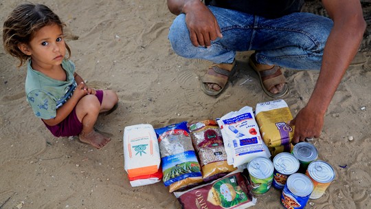 Mortes em Gaza pela guerra passam de 55 mil, diz governo do Hamas - Segundo autoridades locais, disparos ocorreram quando multidão se aproximava de posto de coleta de ajuda humanitária na região central de Gaza. Israel disse ter disparado tiros de advertência em direção a suspeitos.