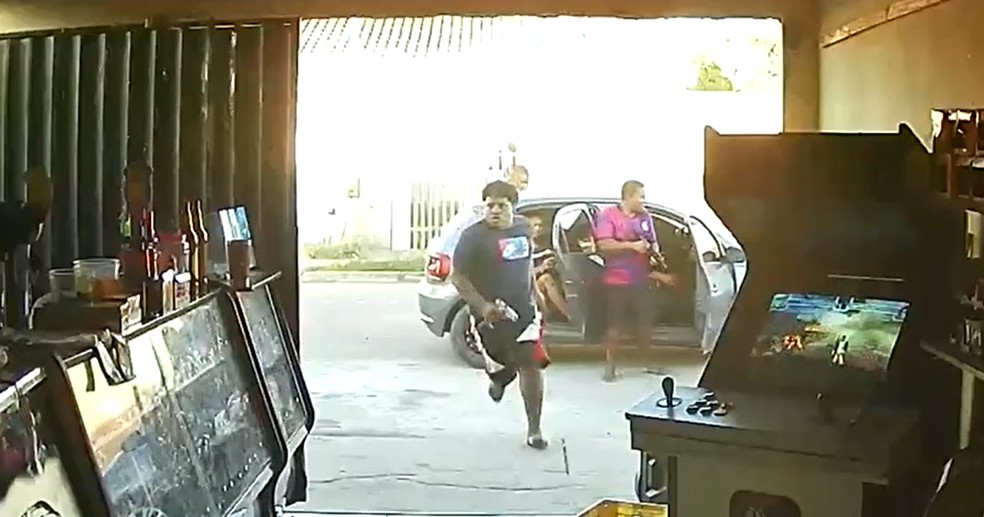 Vídeo mostra momento em que grupo fortemente armado atira contra pessoas em um bar de Campos no dia 27 de maio de 2023 — Foto: Reprodução RJ TV