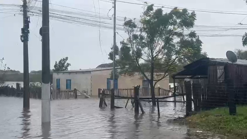 Alegrete tem chuva de um mês em 48h, Rio Ibirapuitã ultrapassa cota de inundação e moradores saem de casa