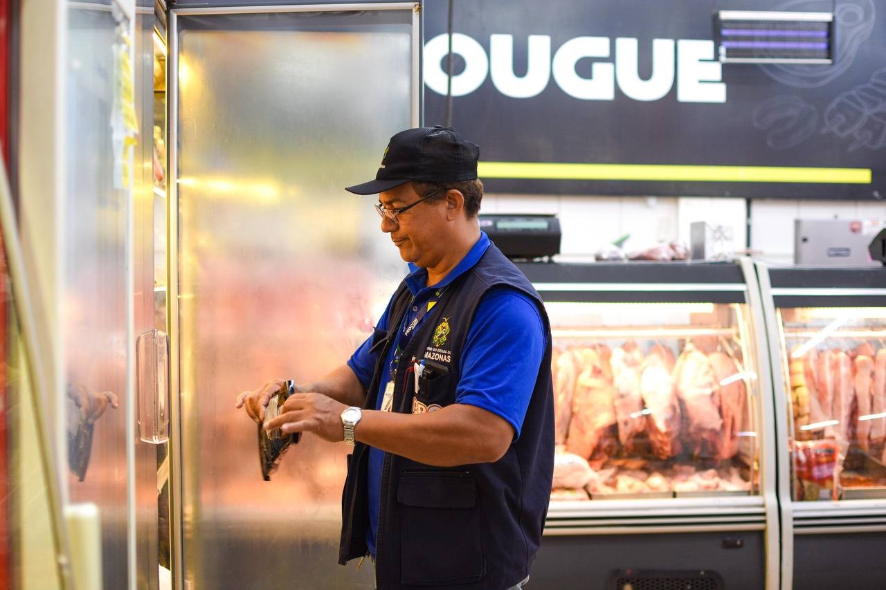 Quase 100 kg de produtos impróprios para uso são apreendidos em supermercado de Manaus