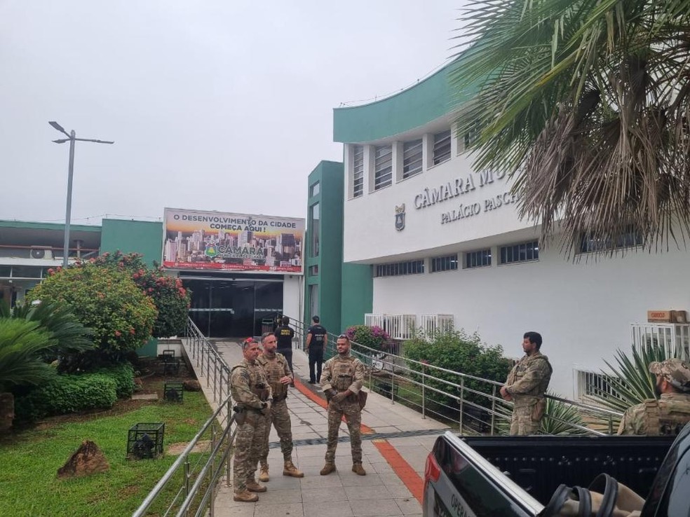 Policiais cumprem mandados em gabinetes da Câmara de Cuiabá — Foto: Polícia Civil