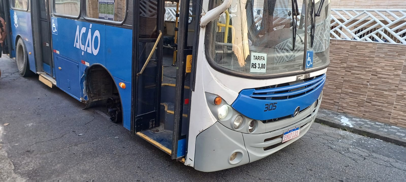 Roda de nibus de Mongagu (SP) se desprendeu e foi lanada contra porto de imvel