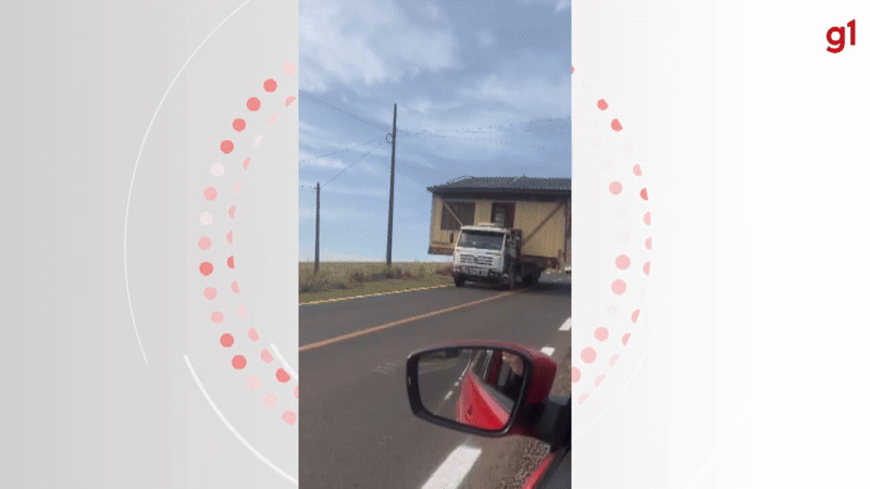VÍDEO: Caminhão é visto transportando casa de madeira inteira no Paraná