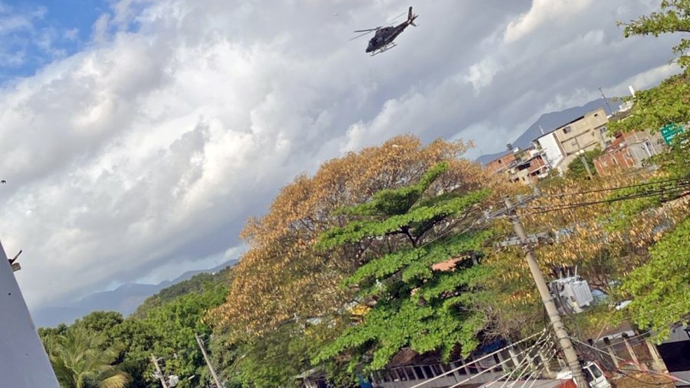 Helicóptero da polícia sobrevoa a Maré — Foto: Reprodução