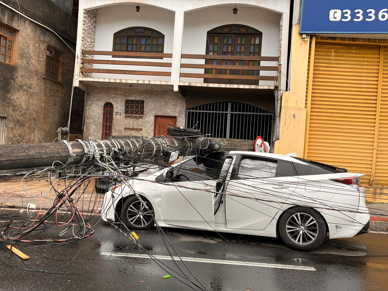 Motorista de app cochila, bate e derruba poste em Cariacica; via ficou interditada