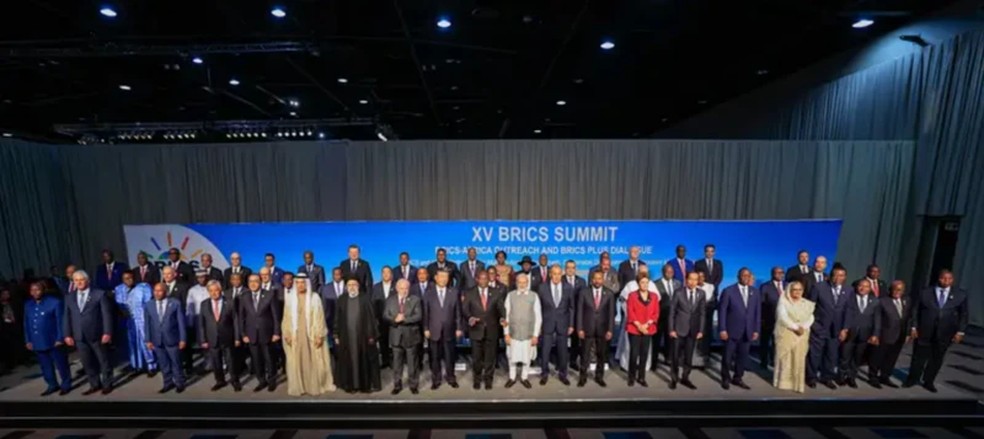 Presidente da República, Luiz Inácio Lula da Silva, e presidentes dos países amigos do BRICS, posam para foto oficial após a reunião do grupo, no Sandton Convention Centre, em Joanesburgo, África do Sul, em 2023. — Foto: Agência Brasil