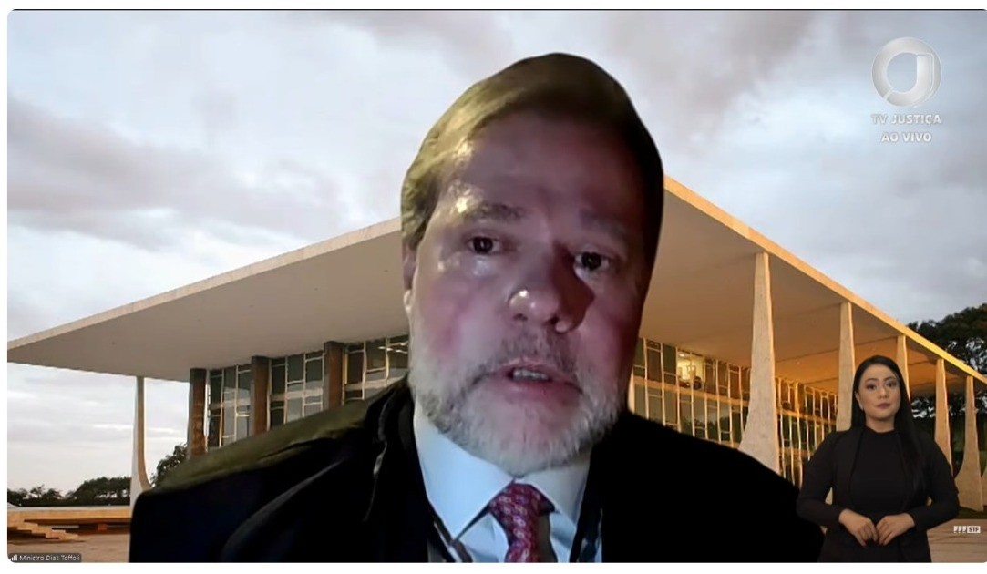 Toffoli chora em sessão do STF após ser homenageado: 'Nós, que estamos nestas cadeiras, sabemos a dimensão delas'