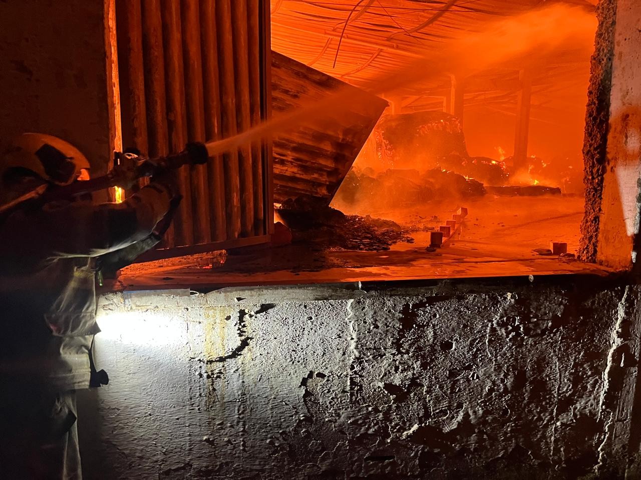 Incêndio atinge duas fábricas em cidade do interior de Minas Gerais