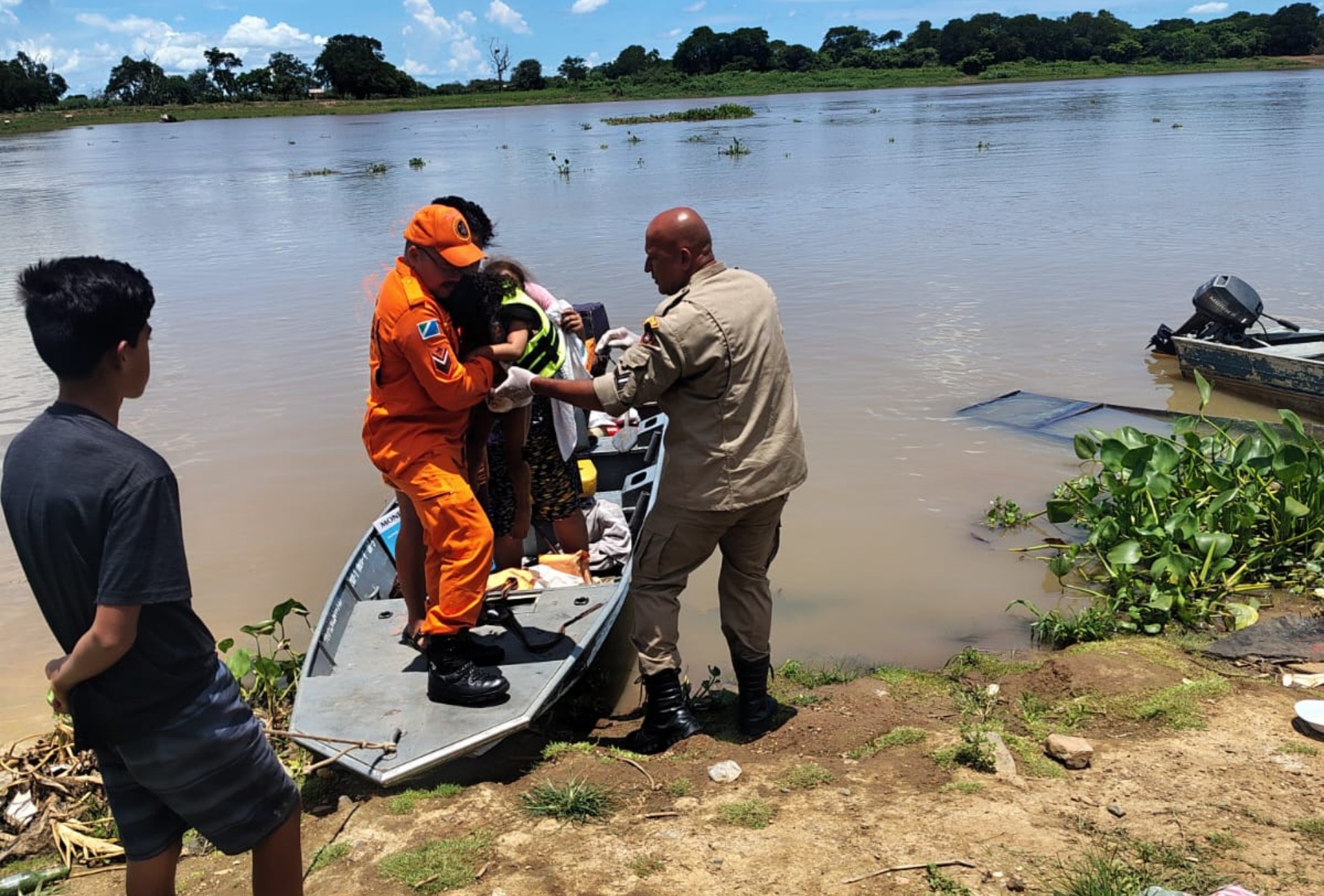 Menina de 2 anos é resgatada após se afogar em região ribeirinha de Corumbá