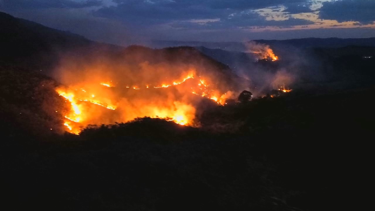 Incêndio florestal de cerca de 15 km atinge serra em Goiás; vídeo | G1