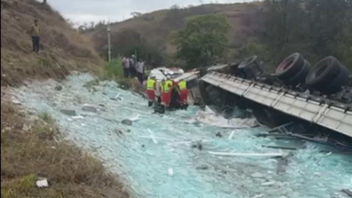 Acidente com carga de vidro deixa motorista ferido na BR-116 em Santa Rita de Minas