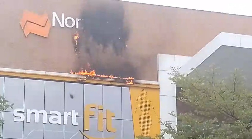 Princípio de incêndio é registrado em fachada de shopping em Maracanaú — Foto: Reprodução