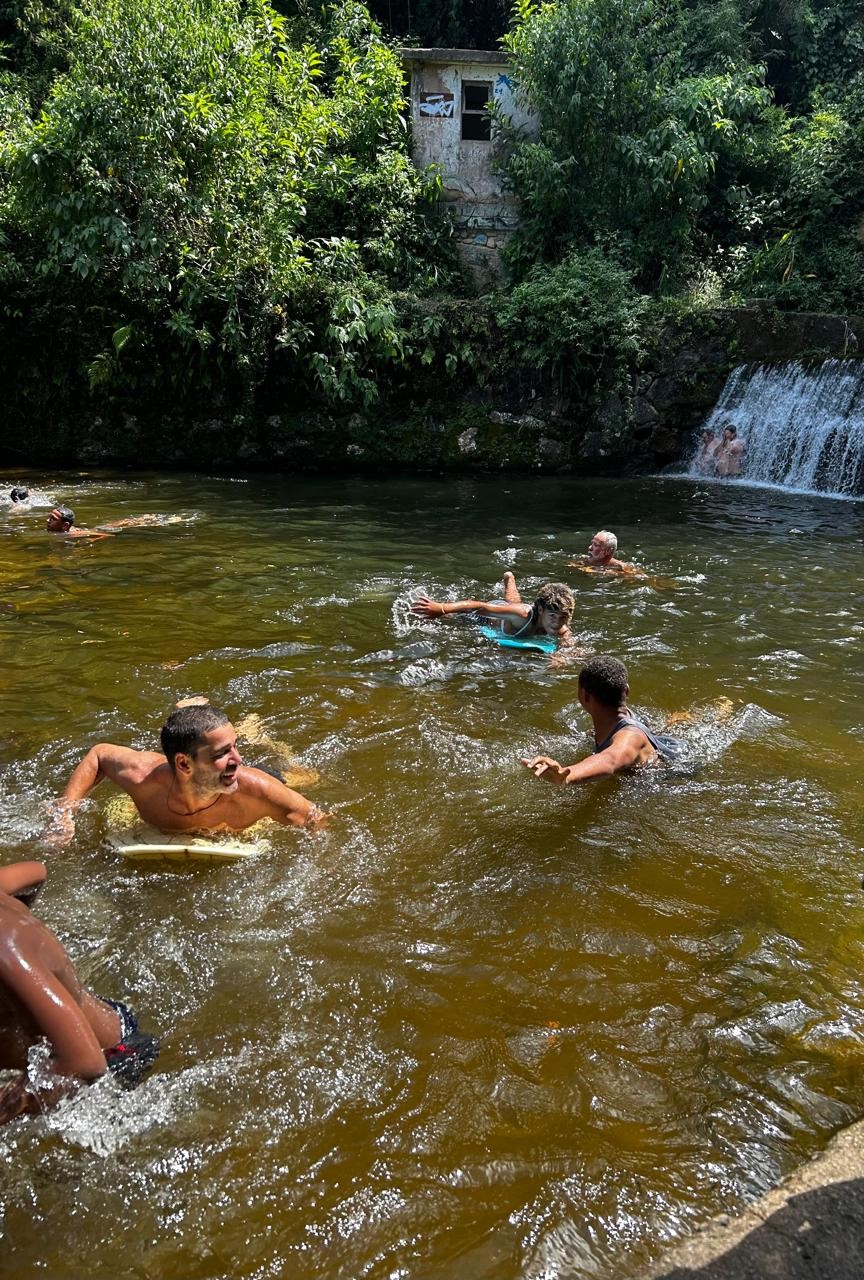 Projeto social leva esportes de praia para cachoeiras de Teresópolis e ajuda jovens a enfrentarem o calor