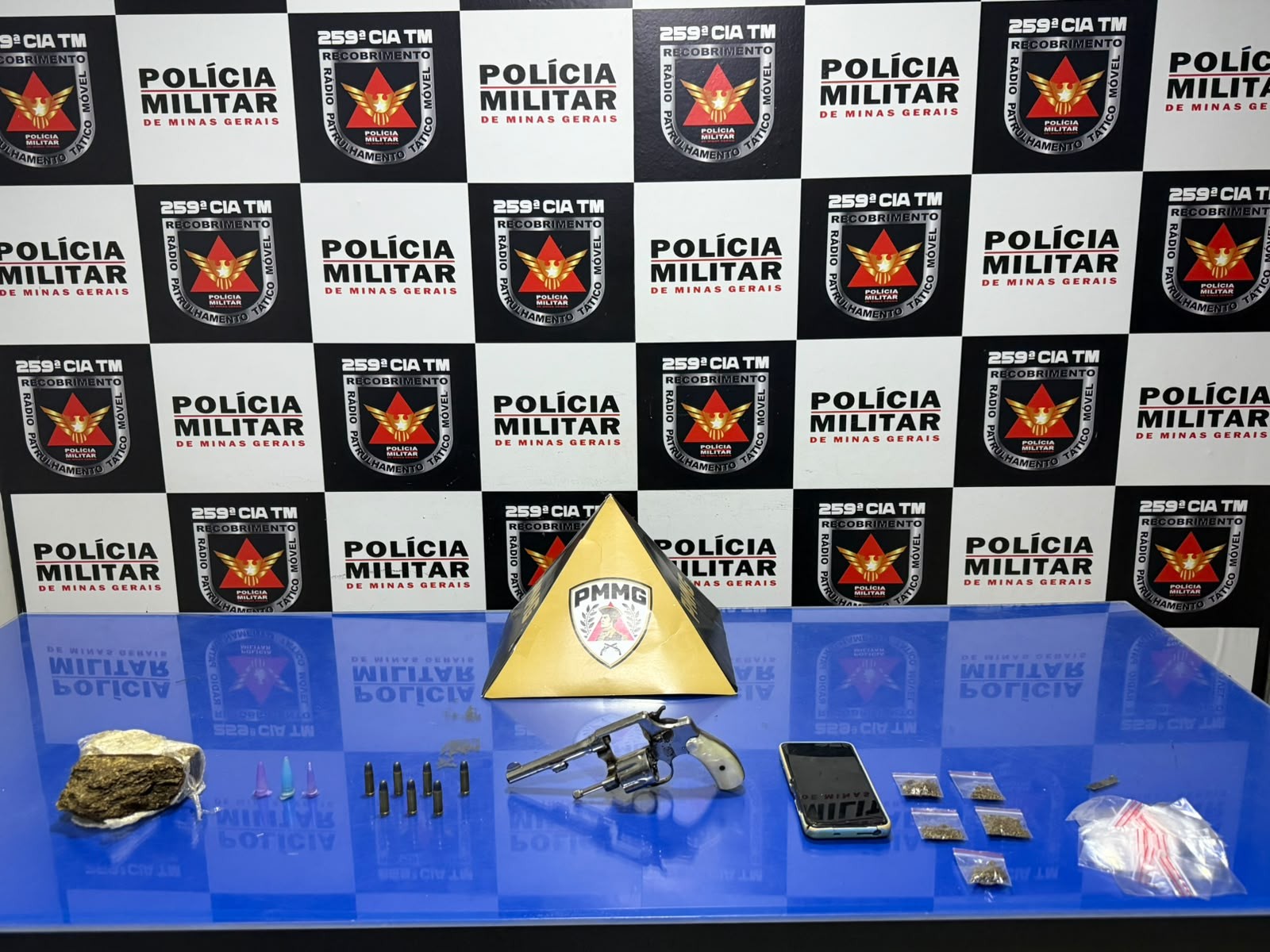 Três irmãos são presos após PM apreender maconha, revólver e munições em Pirapora