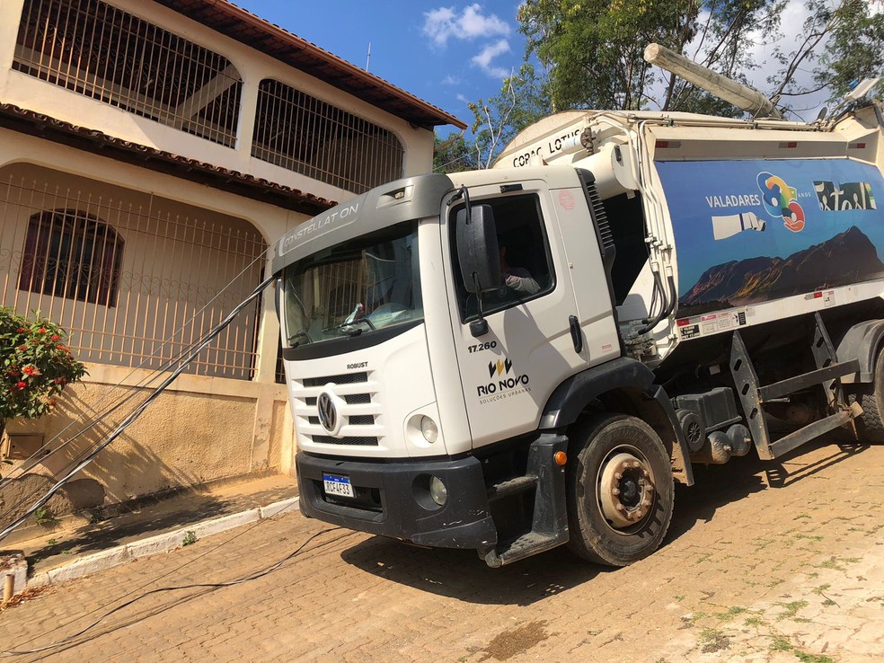 Poste e fios sobre caminhão após o acidente — Foto: Ronalt Lessa/Inter TV dos Vales