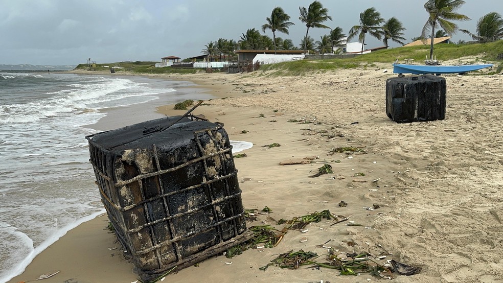Reservatórios de óleo foram encontrado na faixa de areia da praia em Barra do Rio — Foto: Sérgio Henrique Santos/Inter TV Cabugi