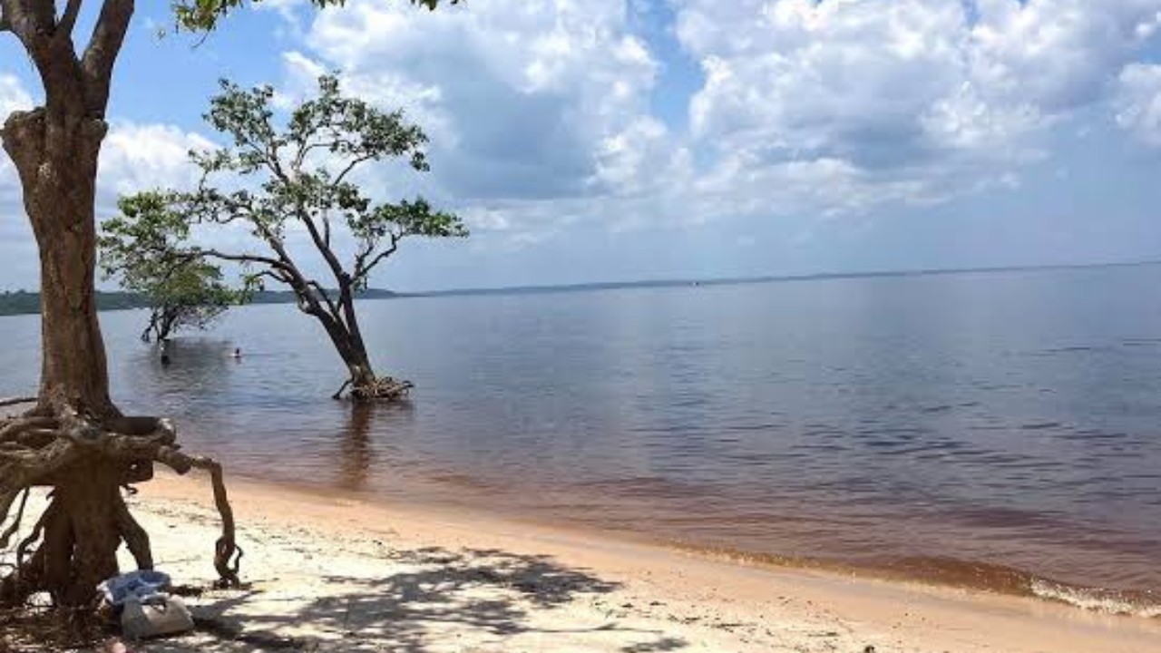 Jovem morre após se afogar durante passeio na Praia do Tupé em Manaus