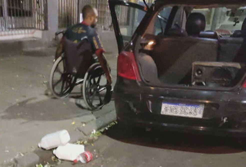 Homem sem as pernas é flagrado dirigindo carro de aplicativo com ajuda de um cabo de vassoura | Rio de Janeiro | G1